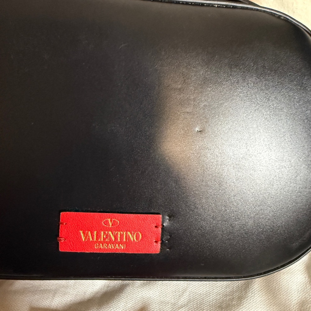 Valentino black v logo oval shape crossbody - Picture 6 of 9